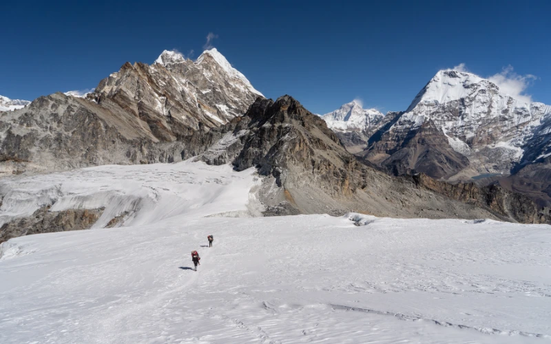 Mera Peak vs Island Peak: Which is the Best 6,000m Climb for 2026?